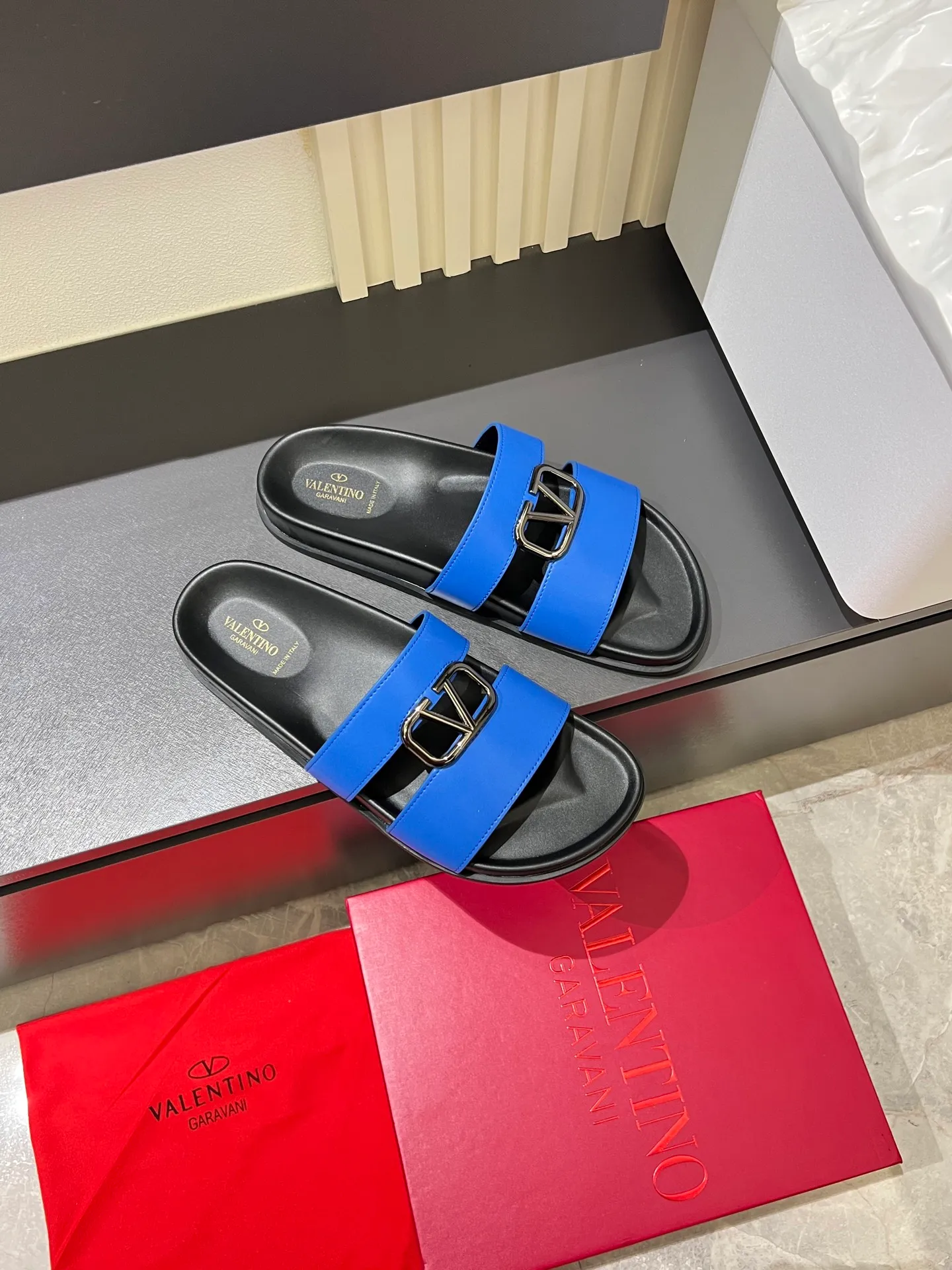 Men's shoes 💰p300 VALENTINO Men's 🧍‍♂️ Spring and summer new style metal logo flat slippers, elegant sandals, the same style worn by celebrities, original molding, imported calfskin. Rubber outsole. Soft and durable, full set of counter packaging size: 39-44 (.45.46 customized)